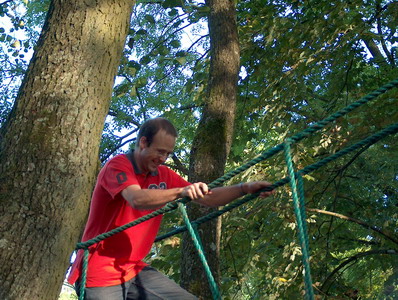 Outdoorprogramma met touwbruggen en challengeparcours