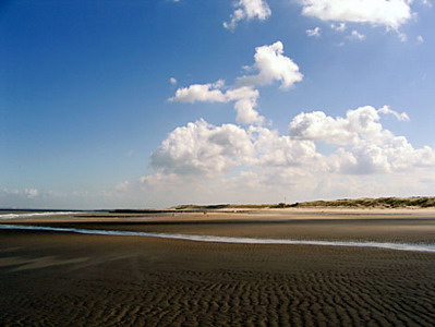 Wolken boven strand in Zeeland.